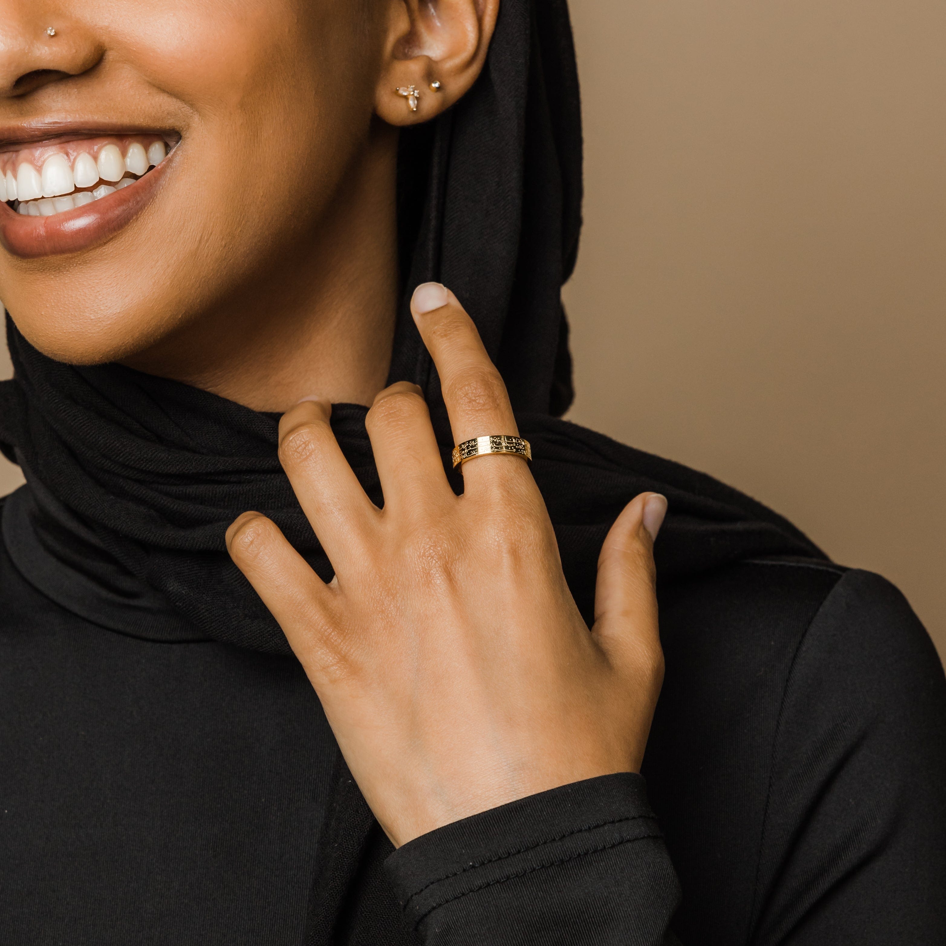 Woman wearing the Ayatul Kursi ring, highlighting its stylish design and faith-inspired message.