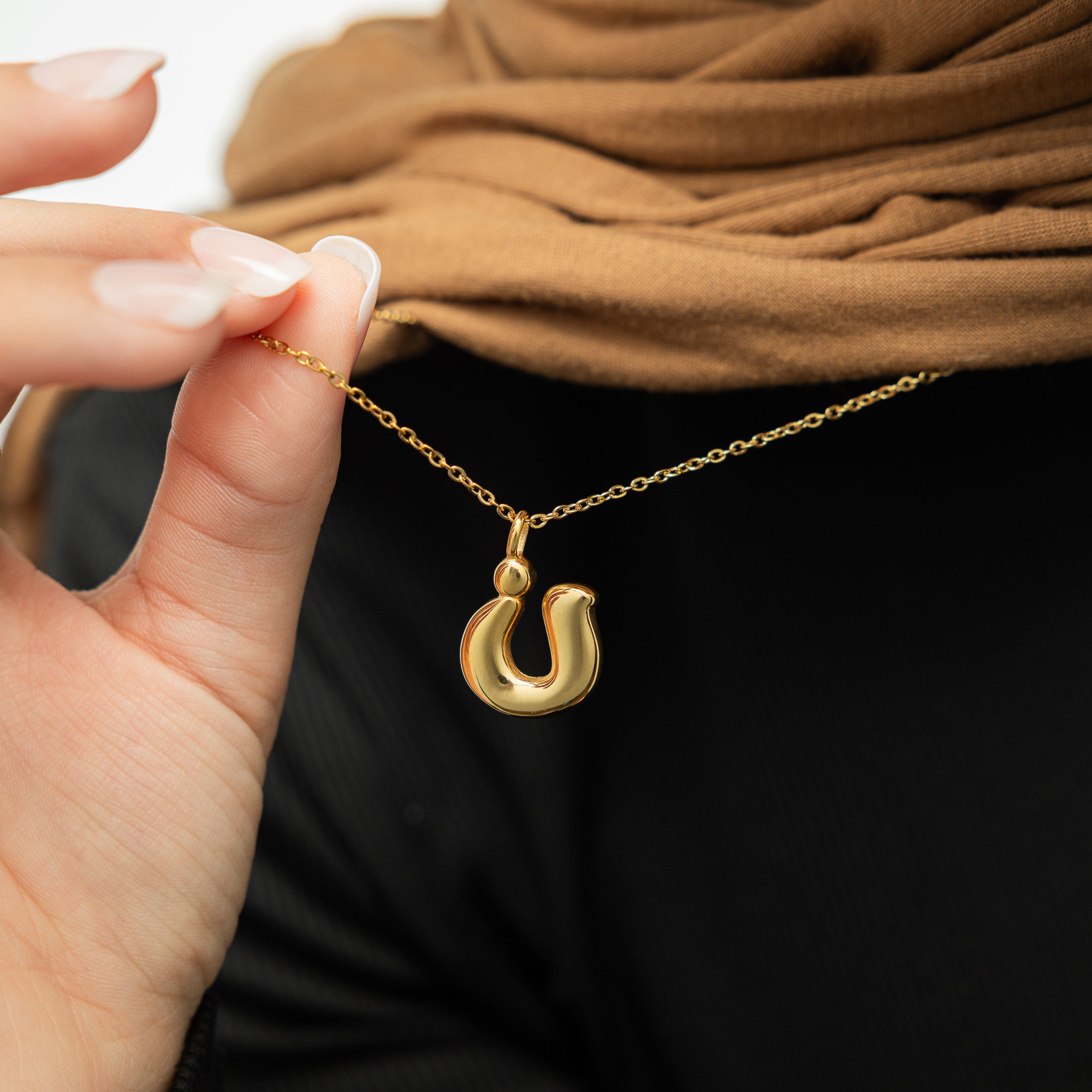 Detailed view of the gold necklace with a smooth finish, highlighting its hypoallergenic features.