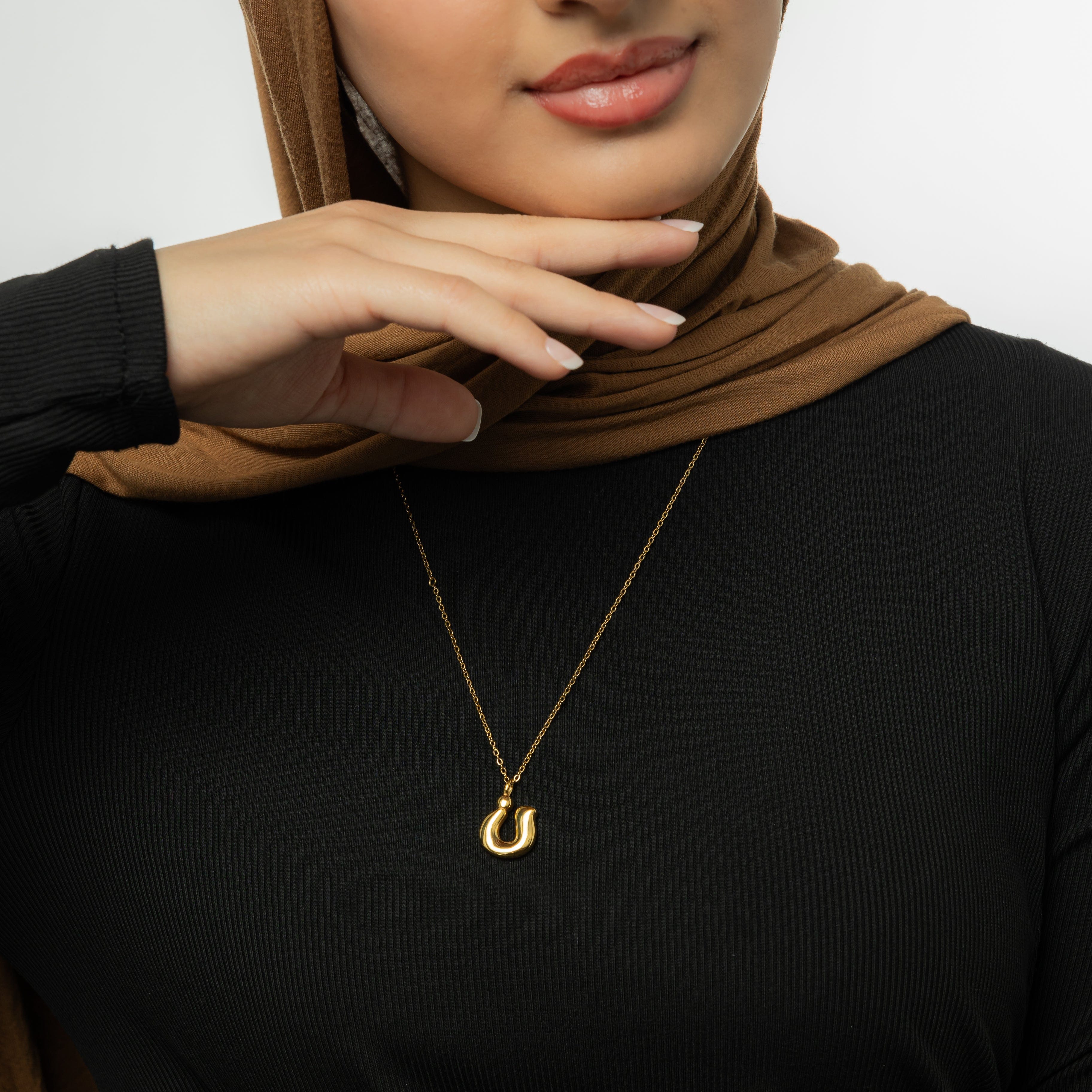 Detailed view of the gold necklace with a smooth finish, highlighting its hypoallergenic features.