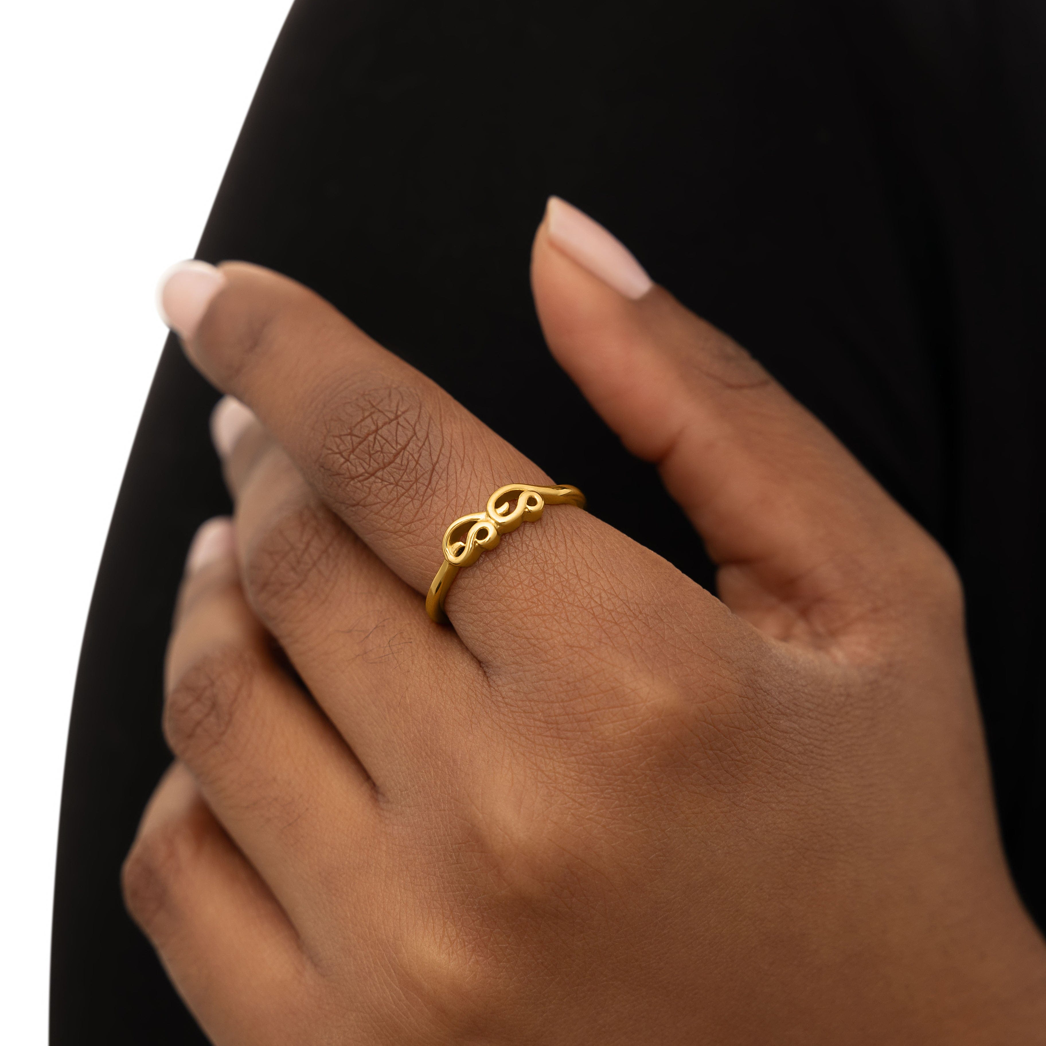 Mama ring in Arabic displayed in a velvet pouch, a perfect gift for mom.