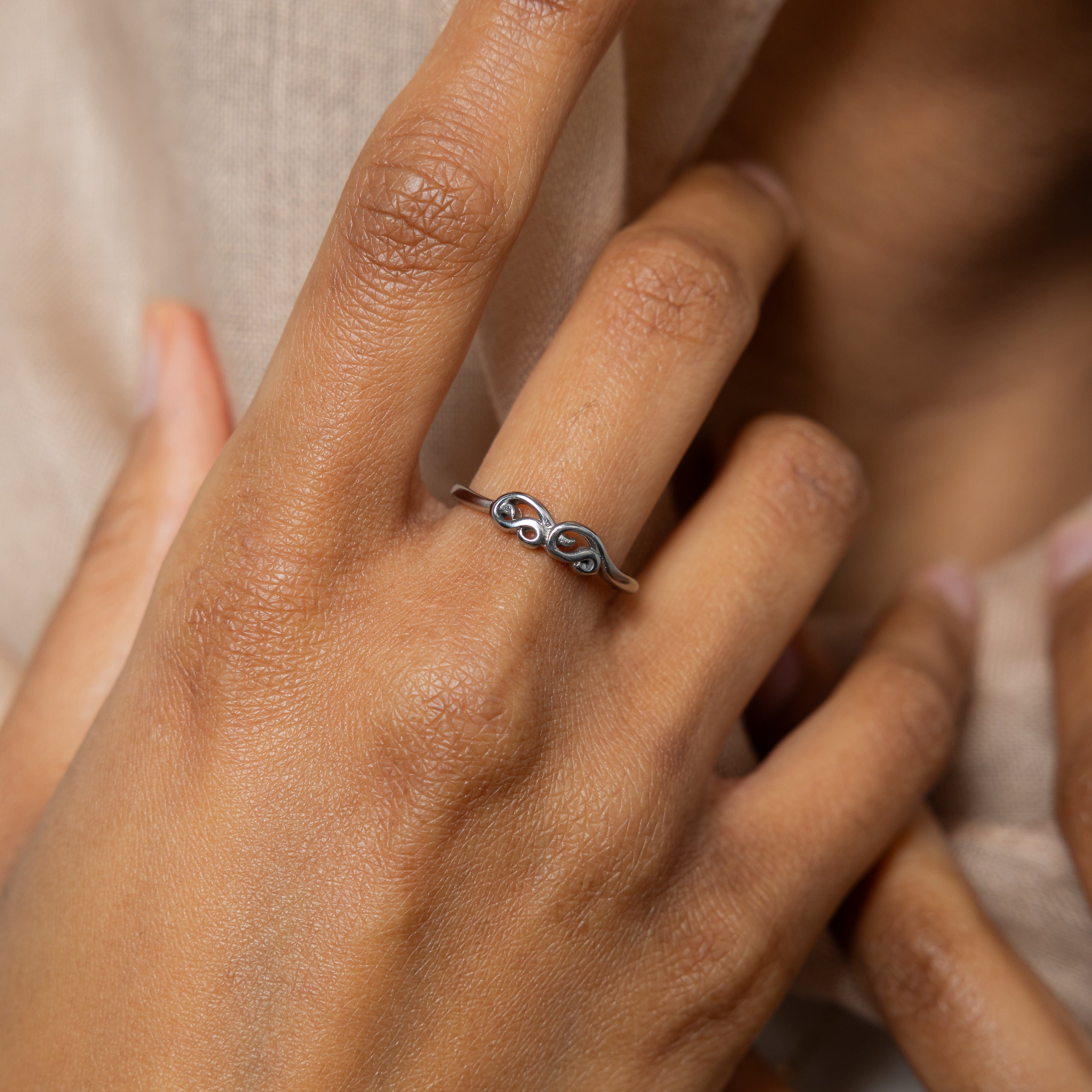 Mama ring in Arabic displayed in a velvet pouch, a perfect gift for mom.