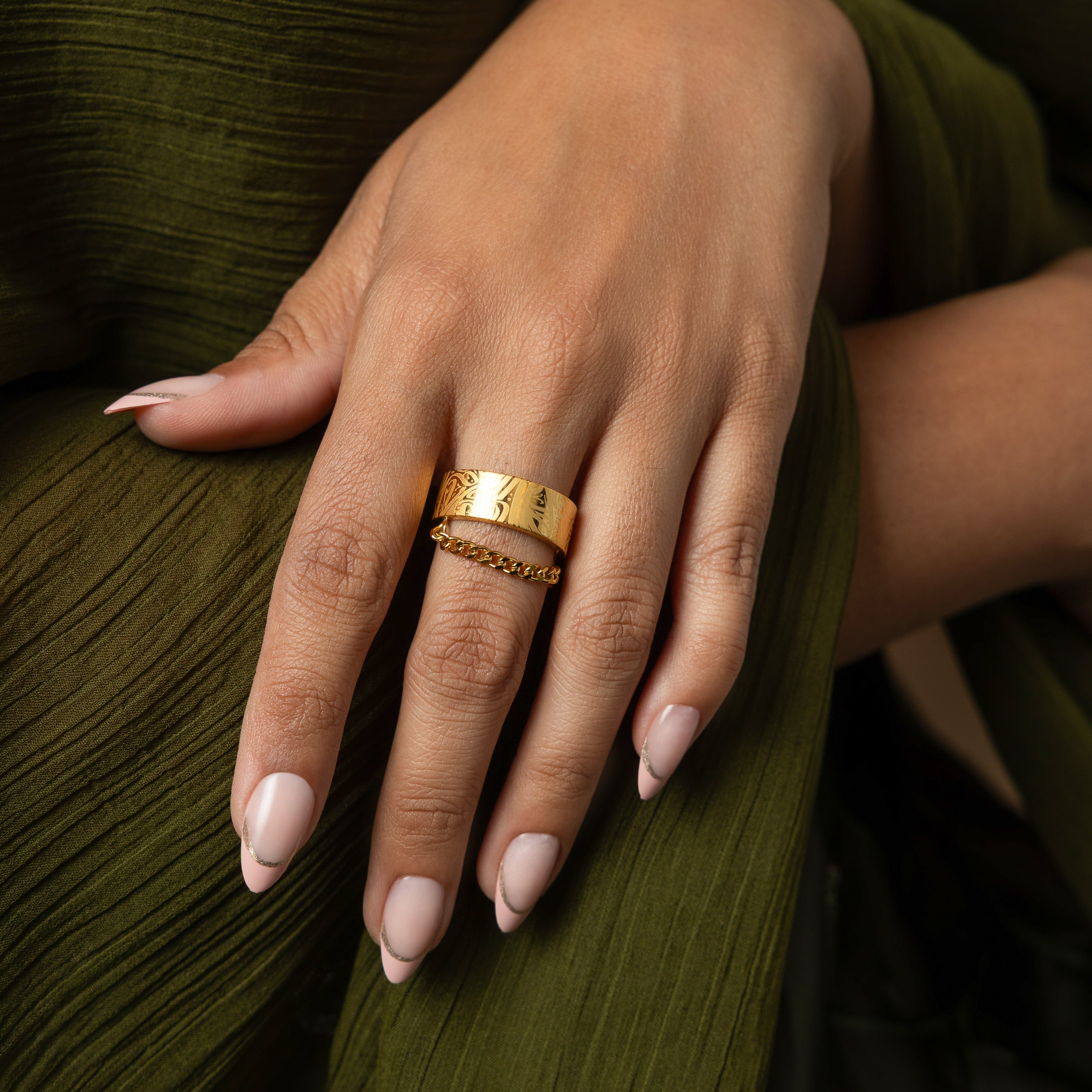 Elegant 18K gold ring displayed in a Nominal velvet pouch