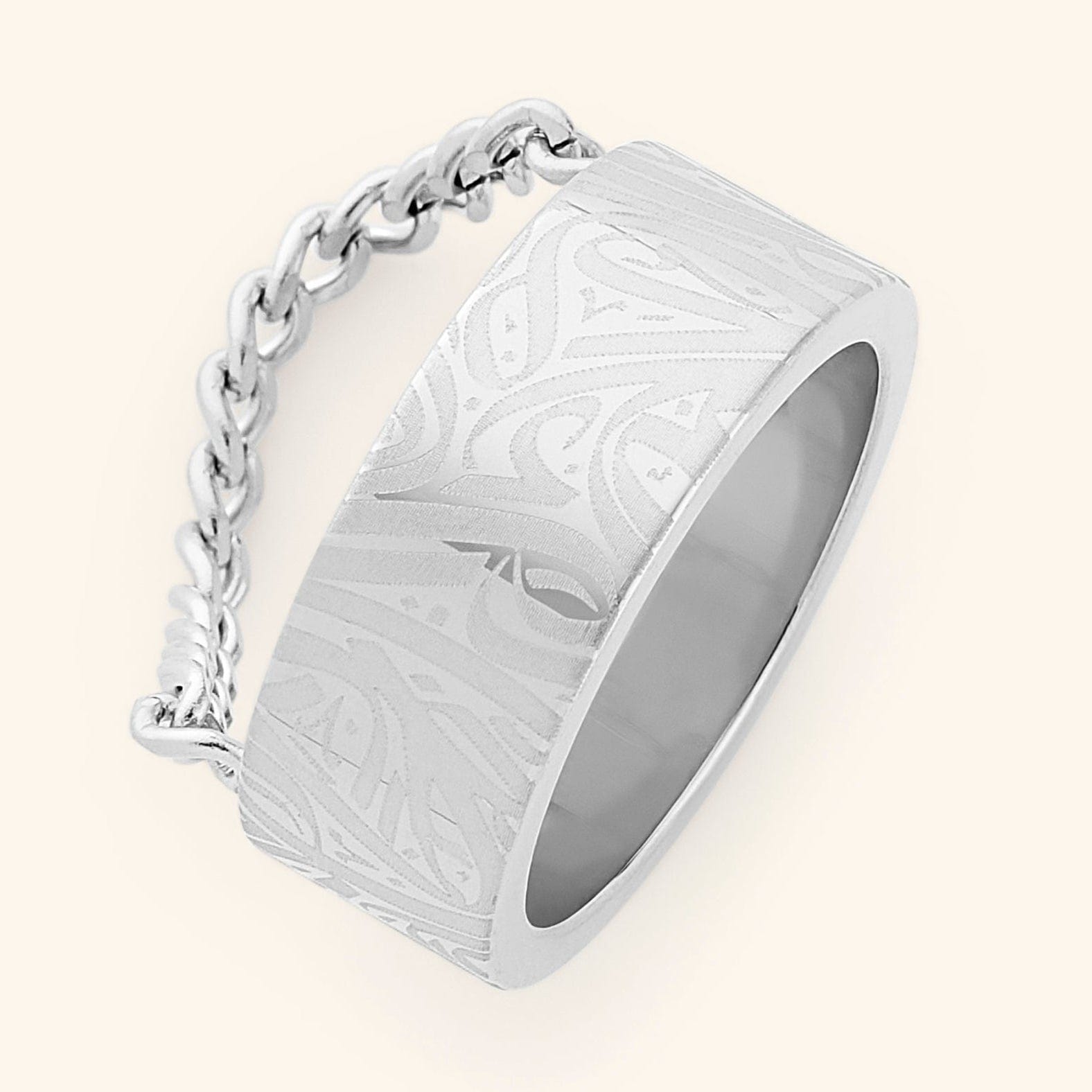 Elegant 18K gold ring displayed in a Nominal velvet pouch
