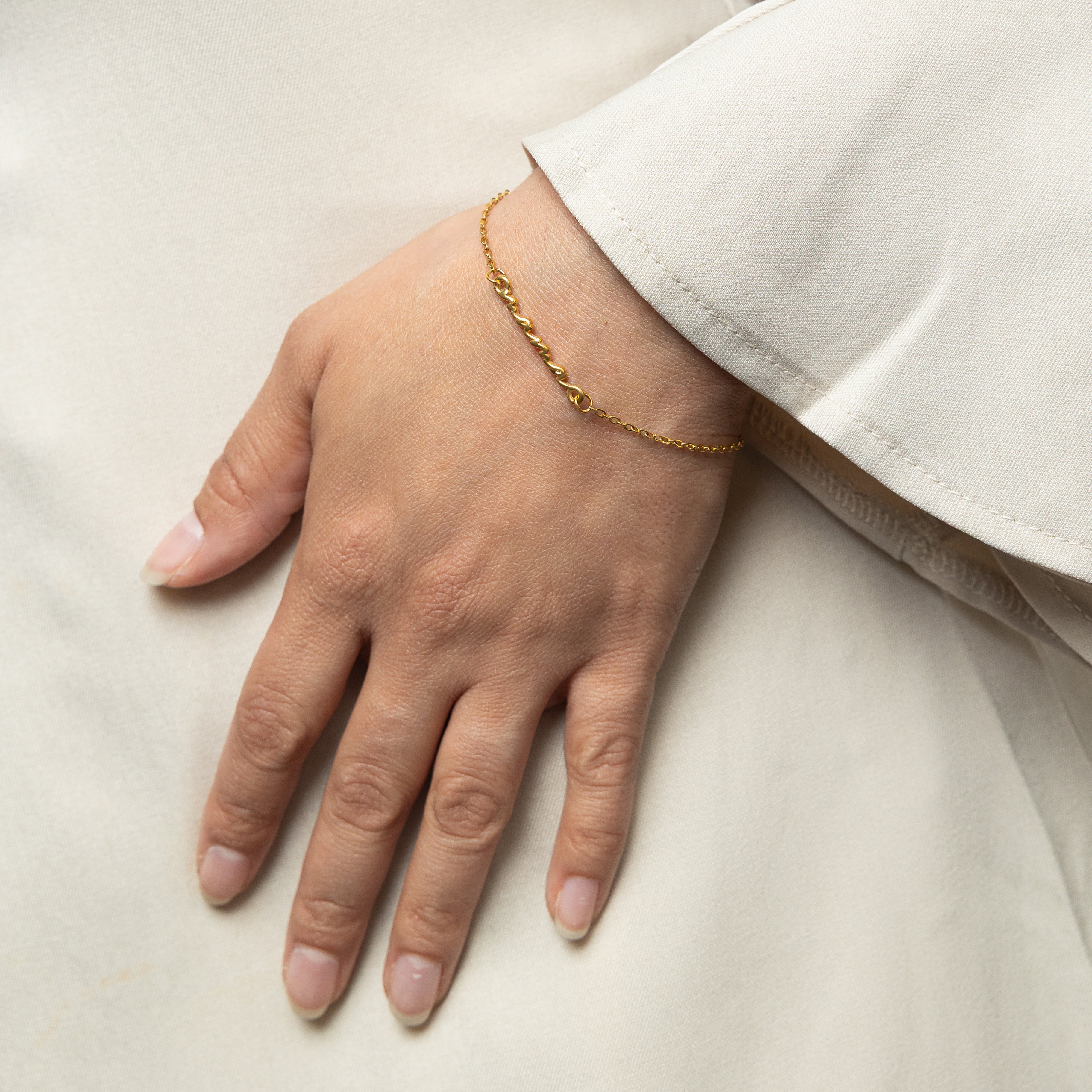 Elegant Mama Bracelet showcasing the cursive mama design.