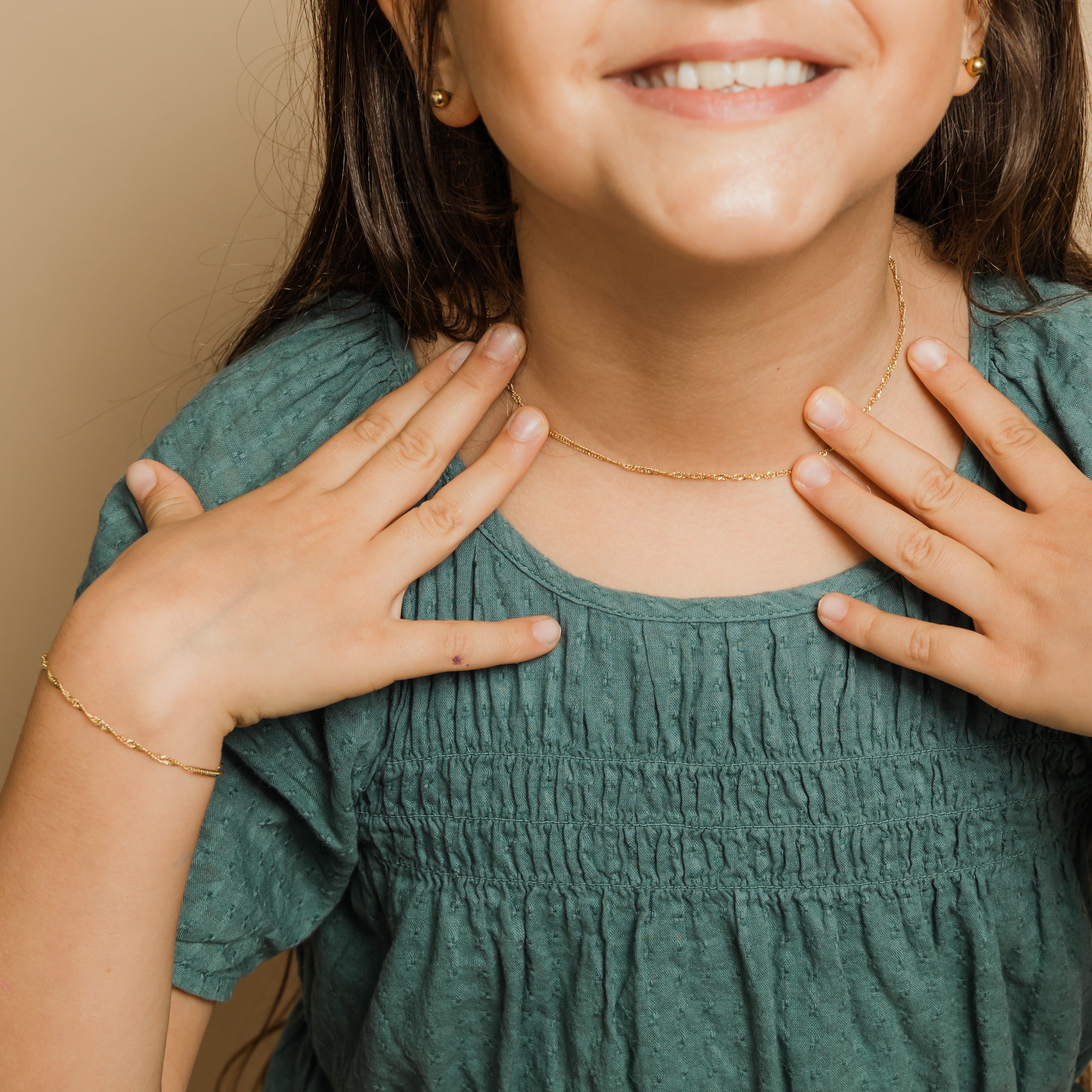Radiant twisted chain necklace for girls, showcasing its elegant oval links under sunlight.