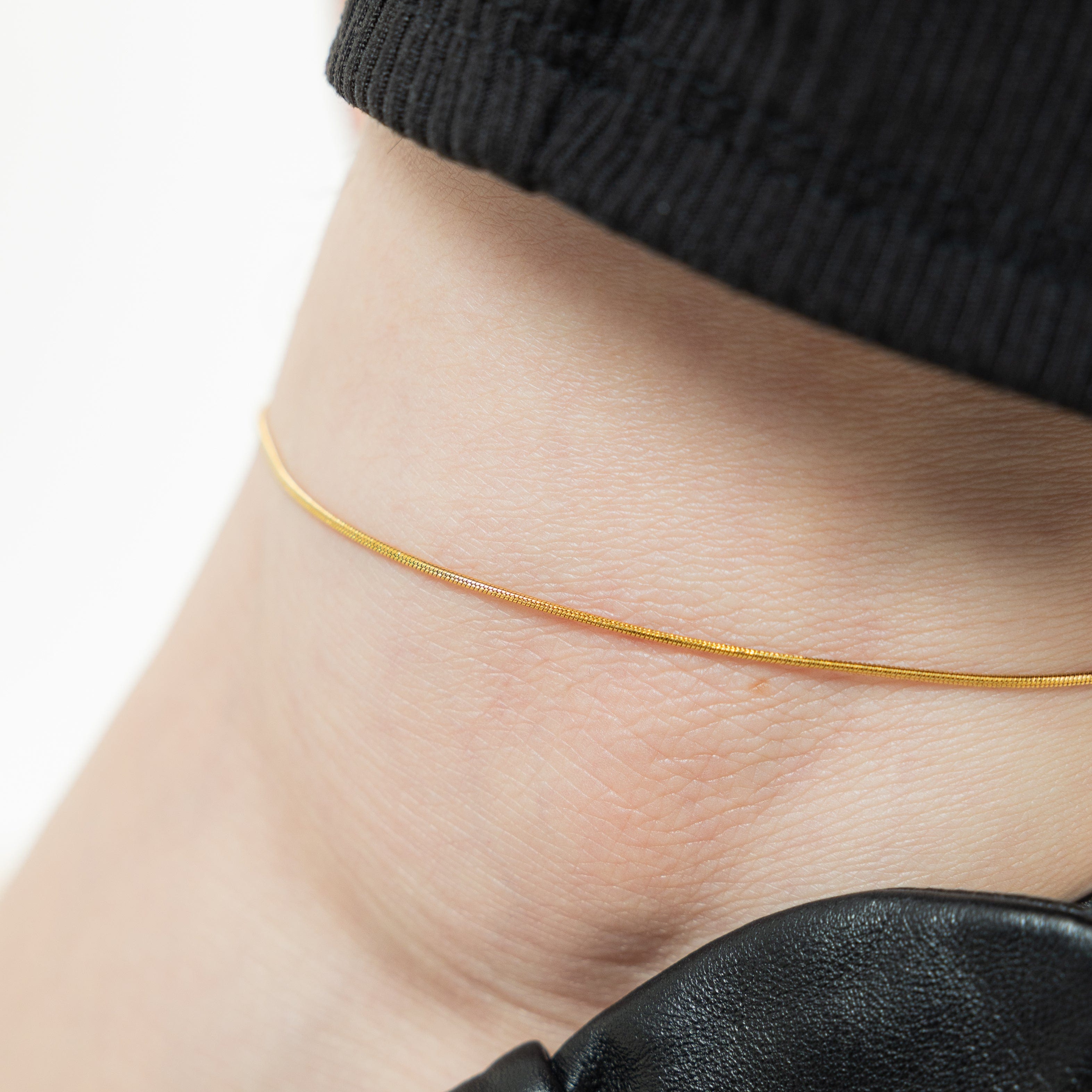 Close-up of the Elegant Harmony Gold Anklet highlighting its seamless 1MM snake-like chain.