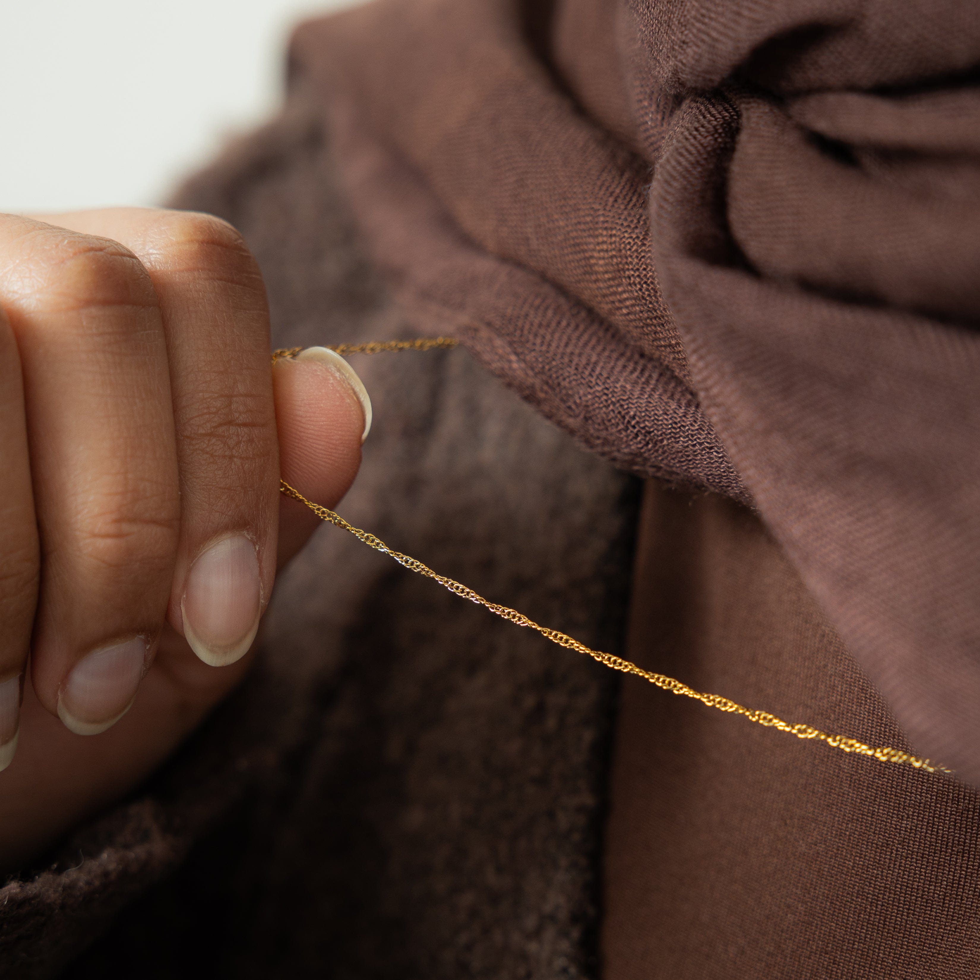 Close-up of the twisted chain pattern, highlighting its intricate details and craftsmanship.