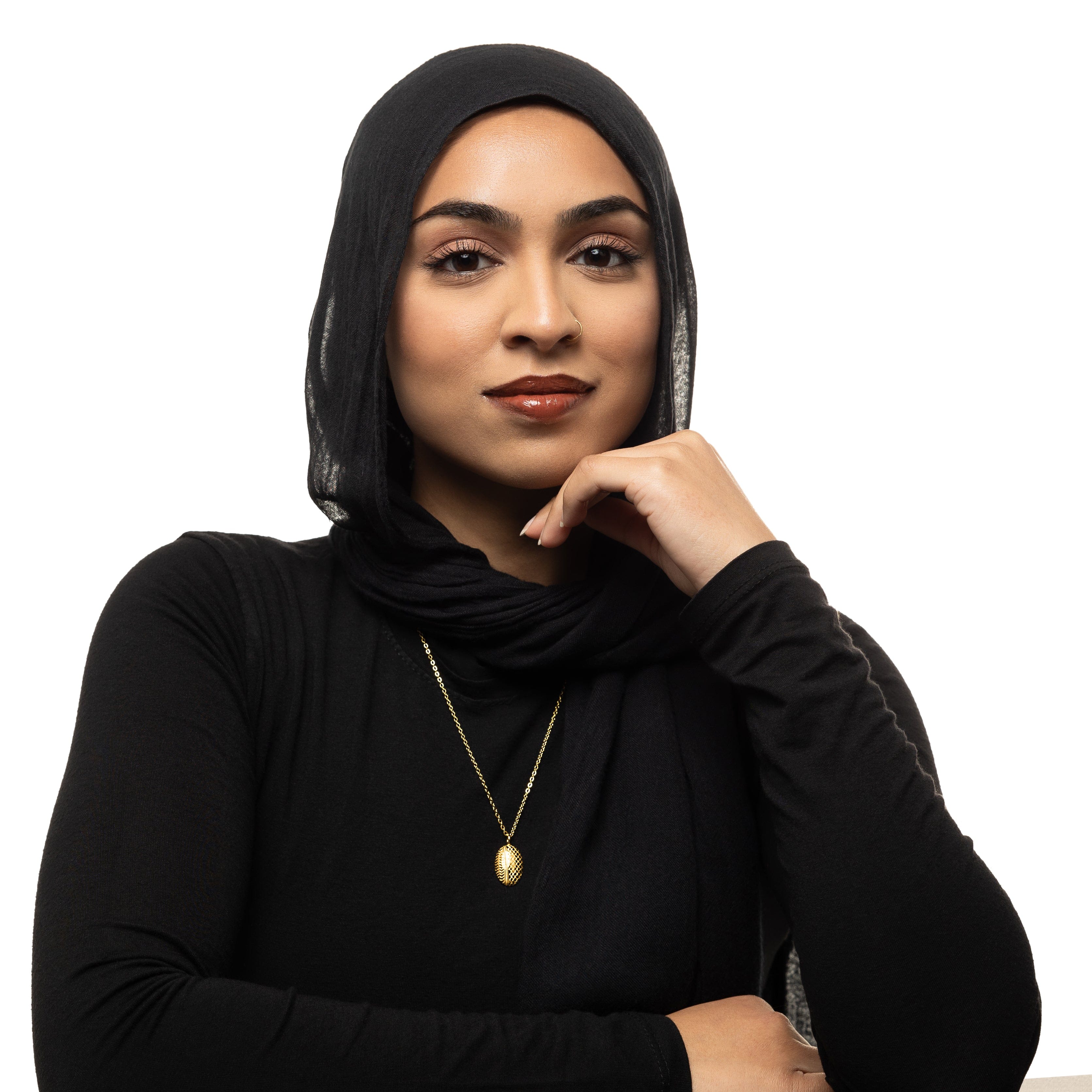 Elegant packaging of keffiyeh necklace in velvet pouch – unique statement jewelry gift