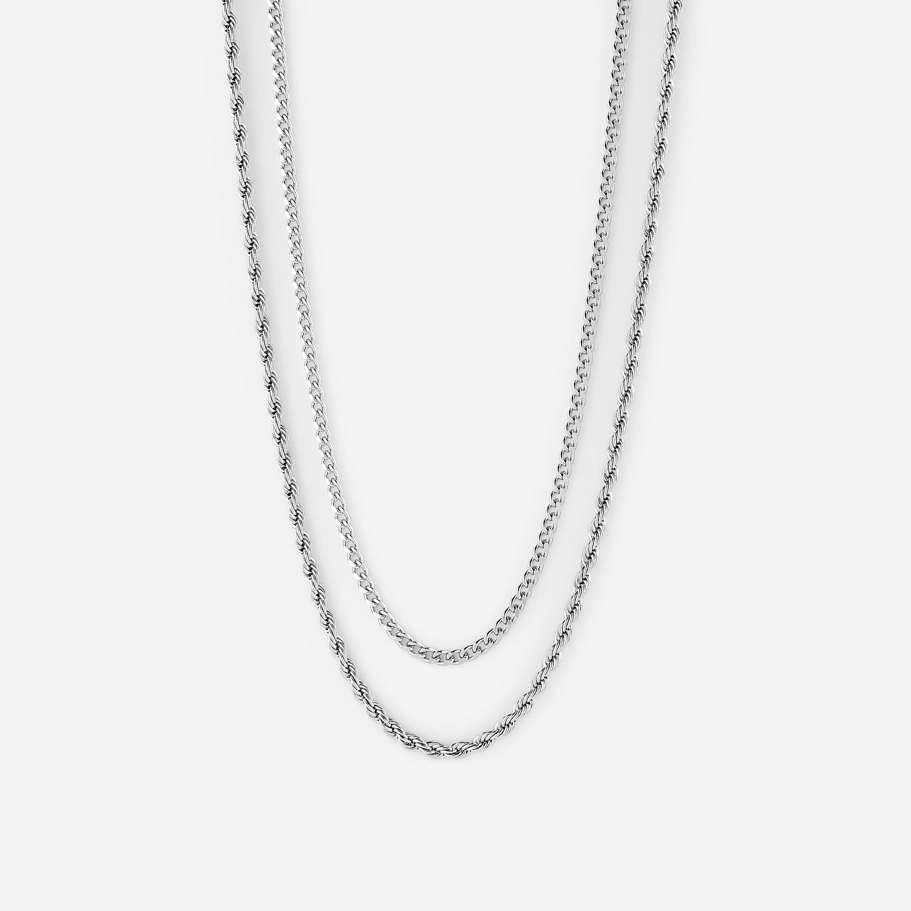 Close-up of the iconic curb chain showcasing its smooth oval-link design.
