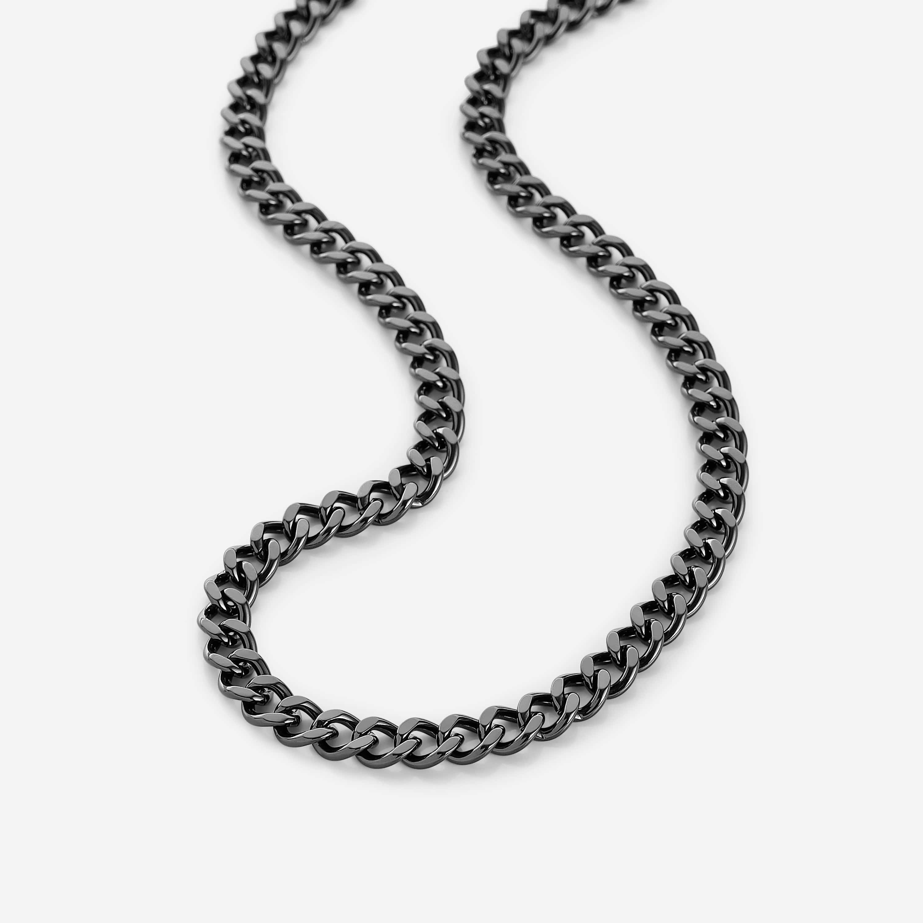 Model wearing the affordable Cuban chain necklace layered over a casual tee, highlighting everyday wear.