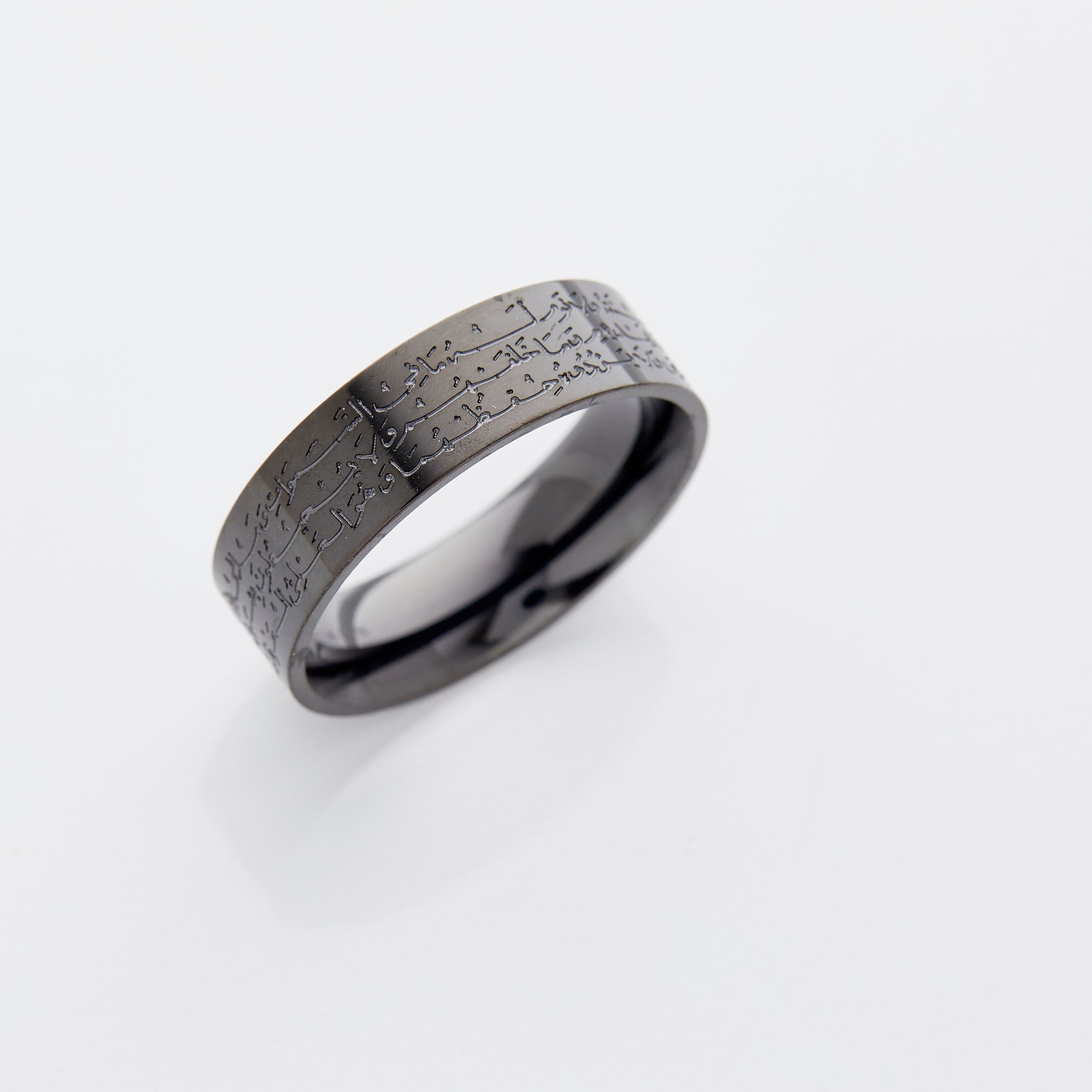 Ayatul Kursi ring worn by a man, symbolizing faith and elegance.