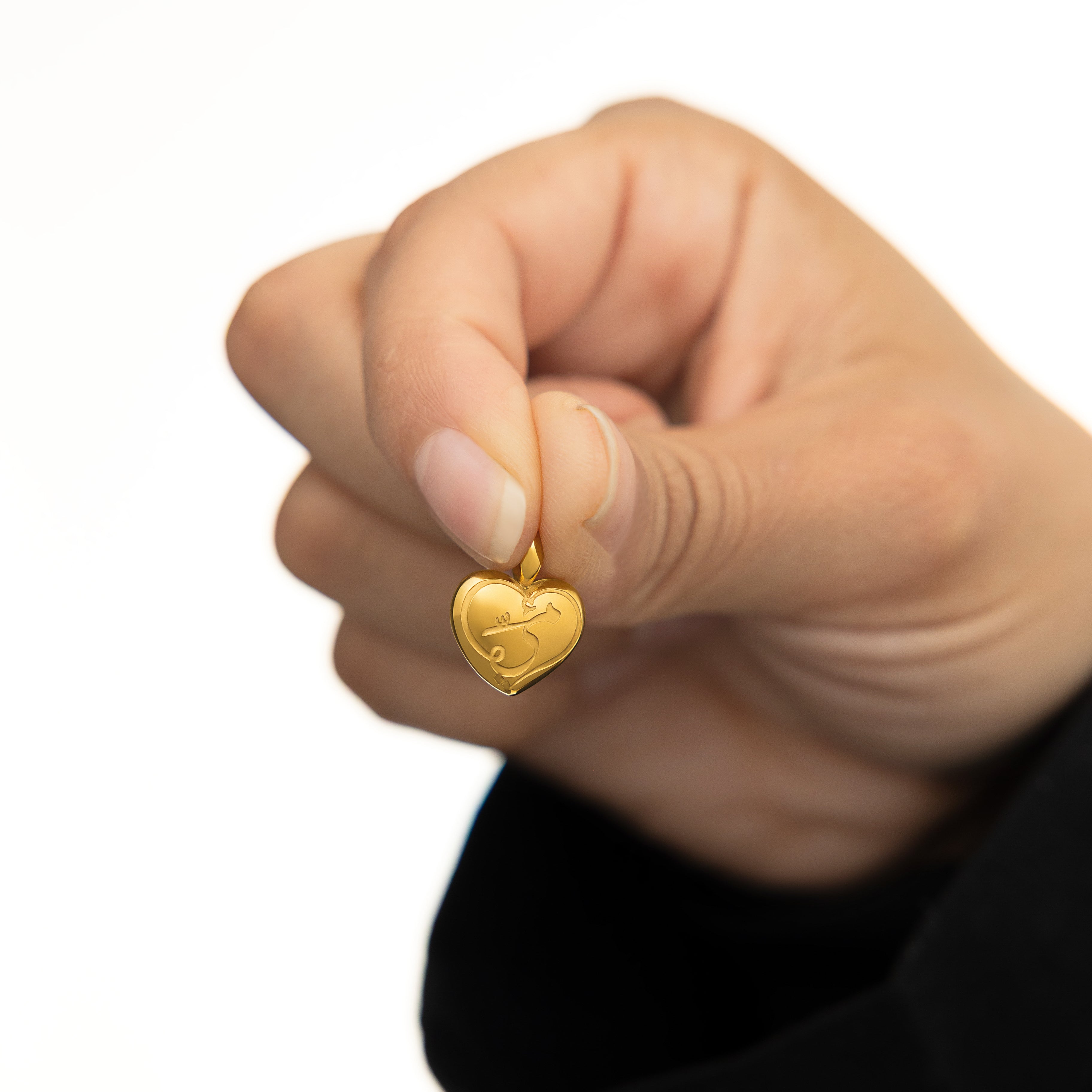 Close-up of Mamas Heart Gold Charm showing the engraved mama text and puffed heart design.
