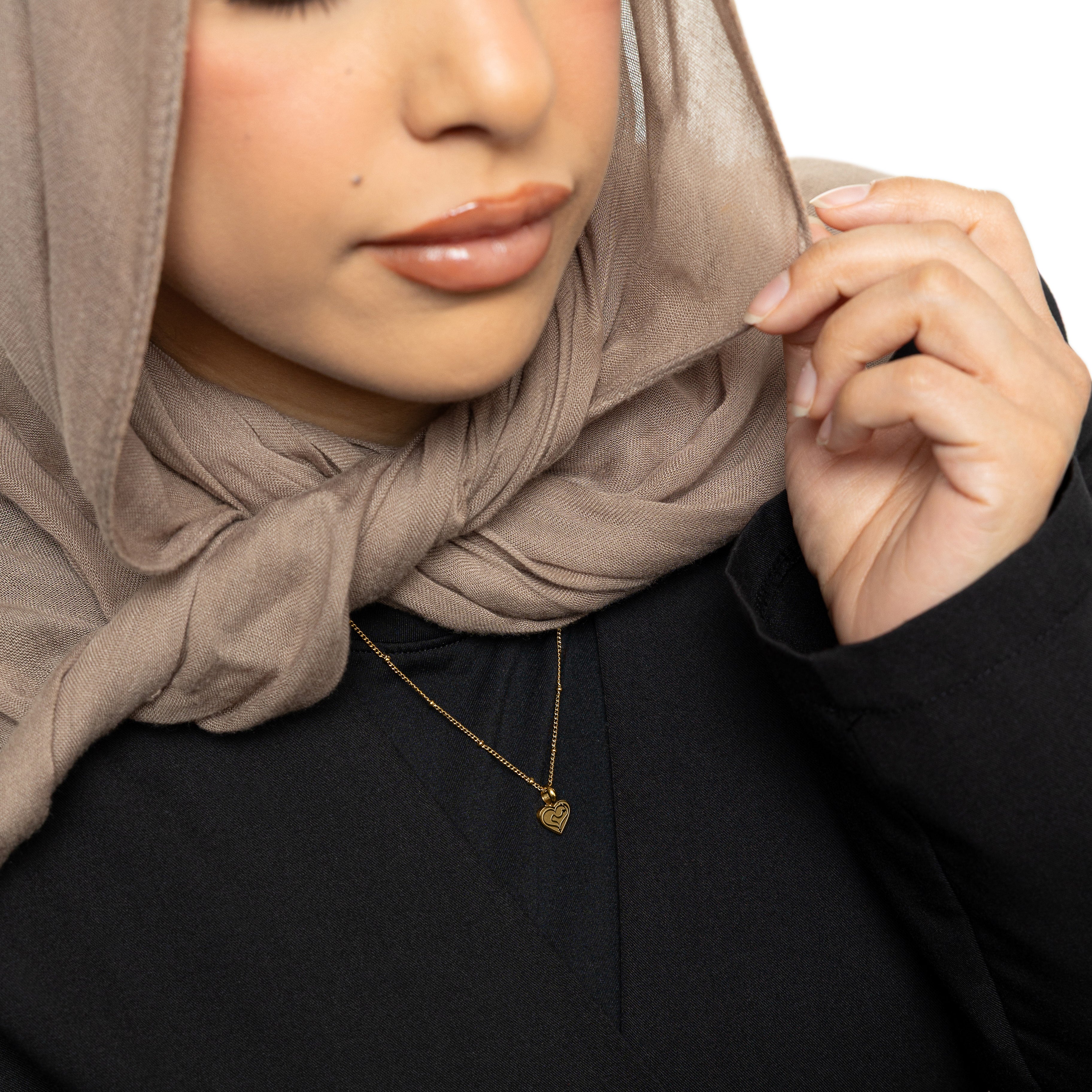 Heart charm necklace for mom featuring ummi engraved on 18K gold-plated stainless steel, designed with a dotted chain.
