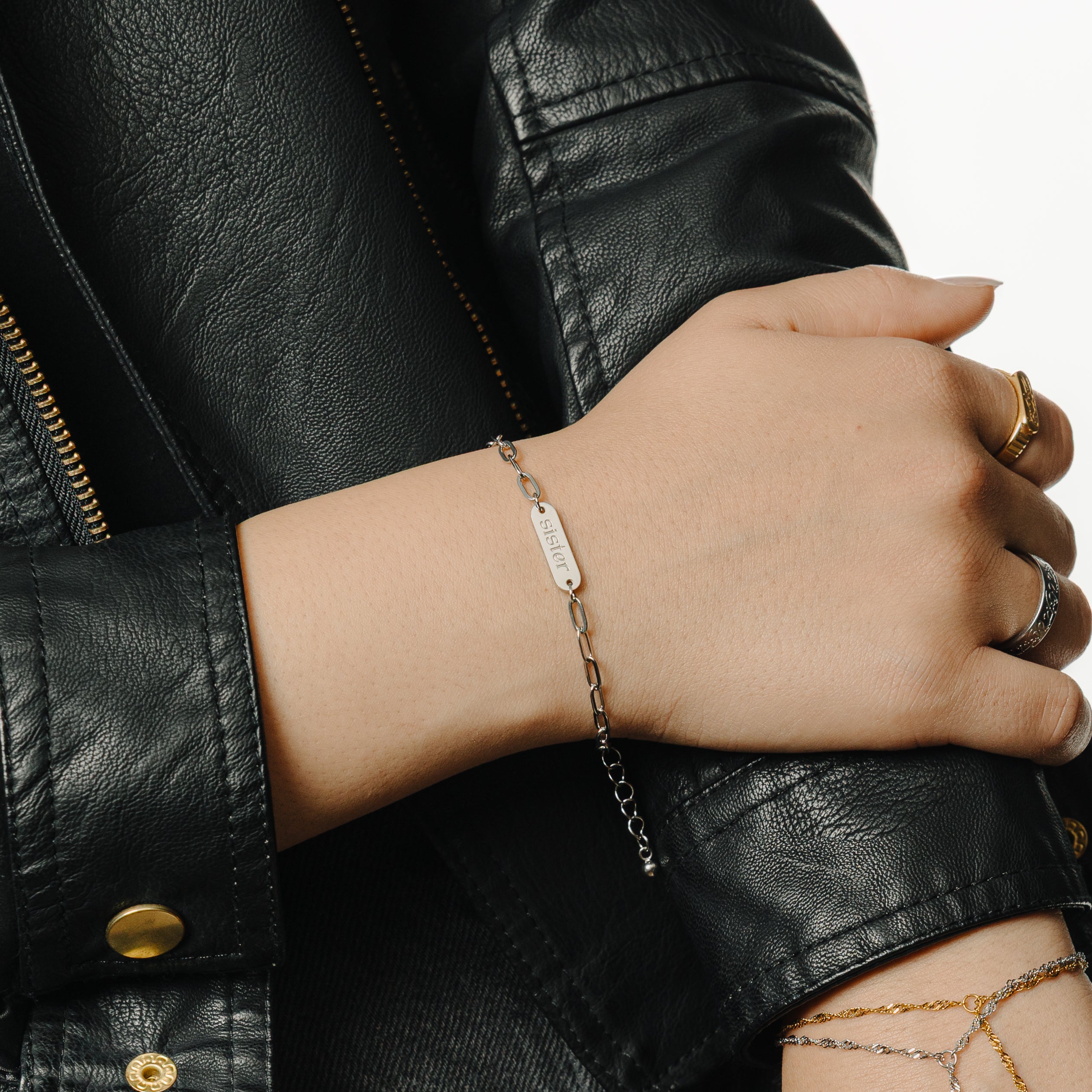 Worn by a sister, the Ukhti link bracelet beautifully highlights the bond of sisterhood.