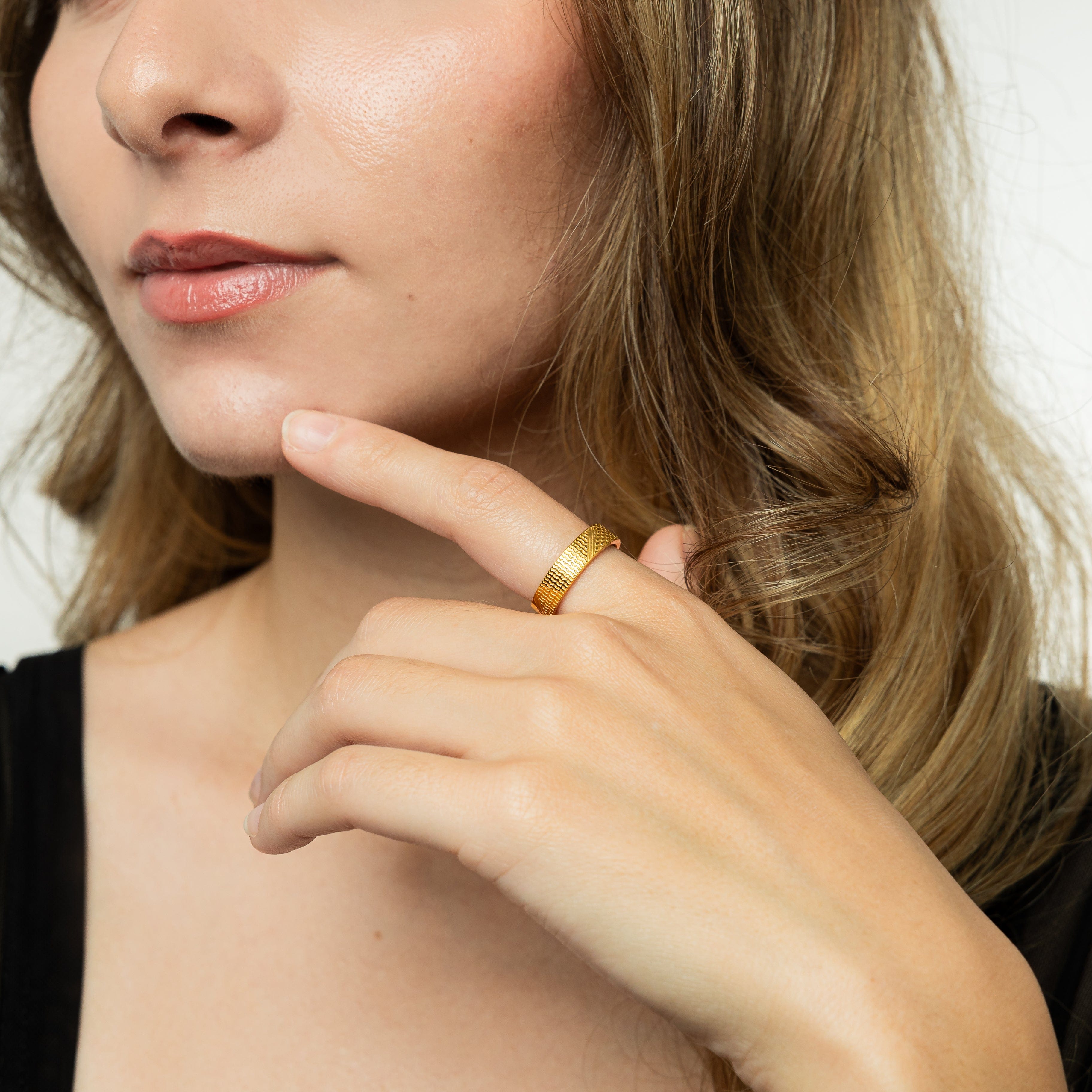 Close-up of the Keffiyeh ring showcasing intricate fishnet and olive leaf designs.