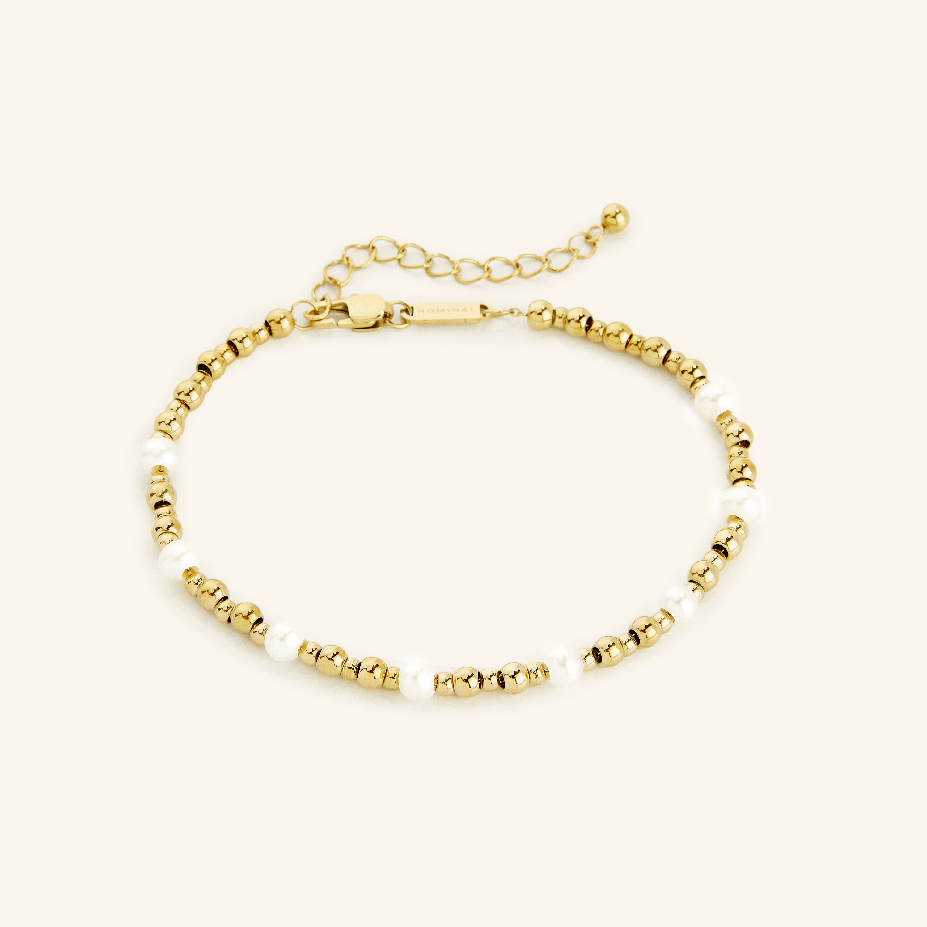 Close-up view of the Luxe Pearl Summer Anklet showcasing the real freshwater pearls and gold chain.