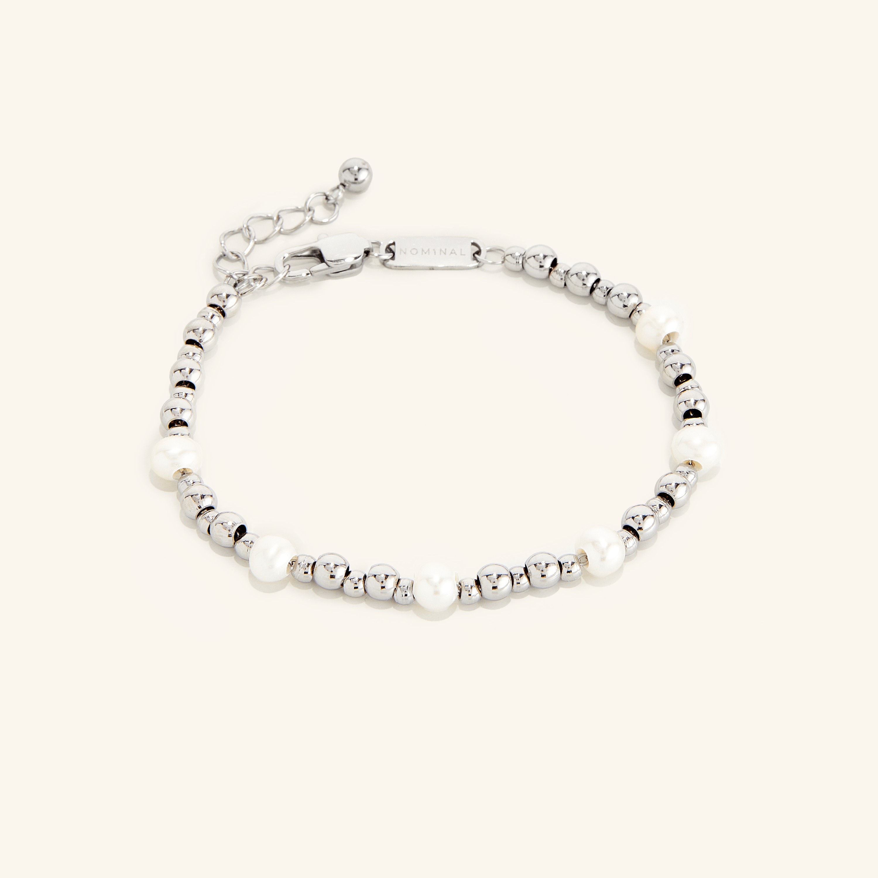 Packaging of the gold bracelet with pearls in a luxurious velvet pouch, perfect for gifting.
