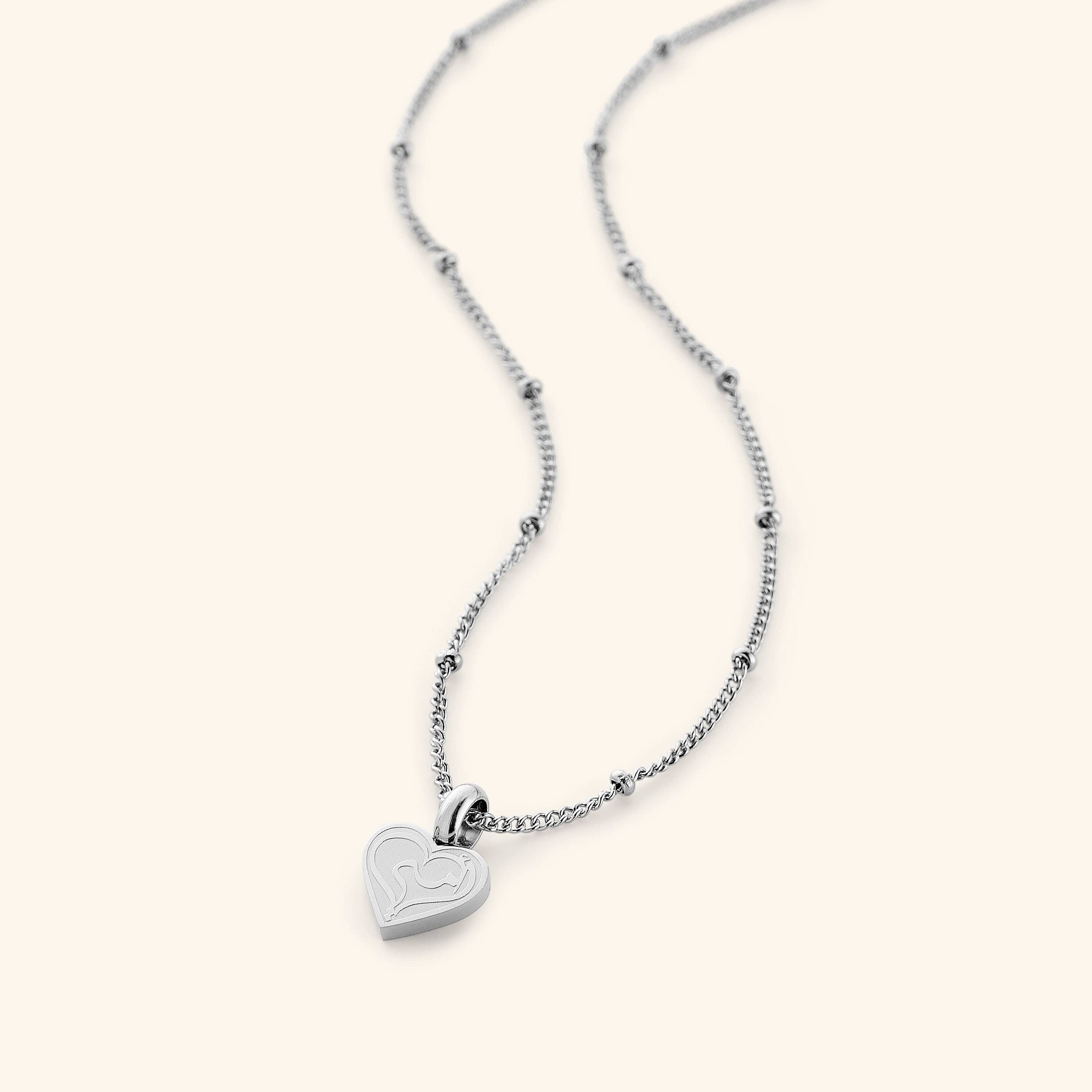 Elegant minimalist heart charm necklace for mom, perfect as a gift for Mother’s Day or special occasions.