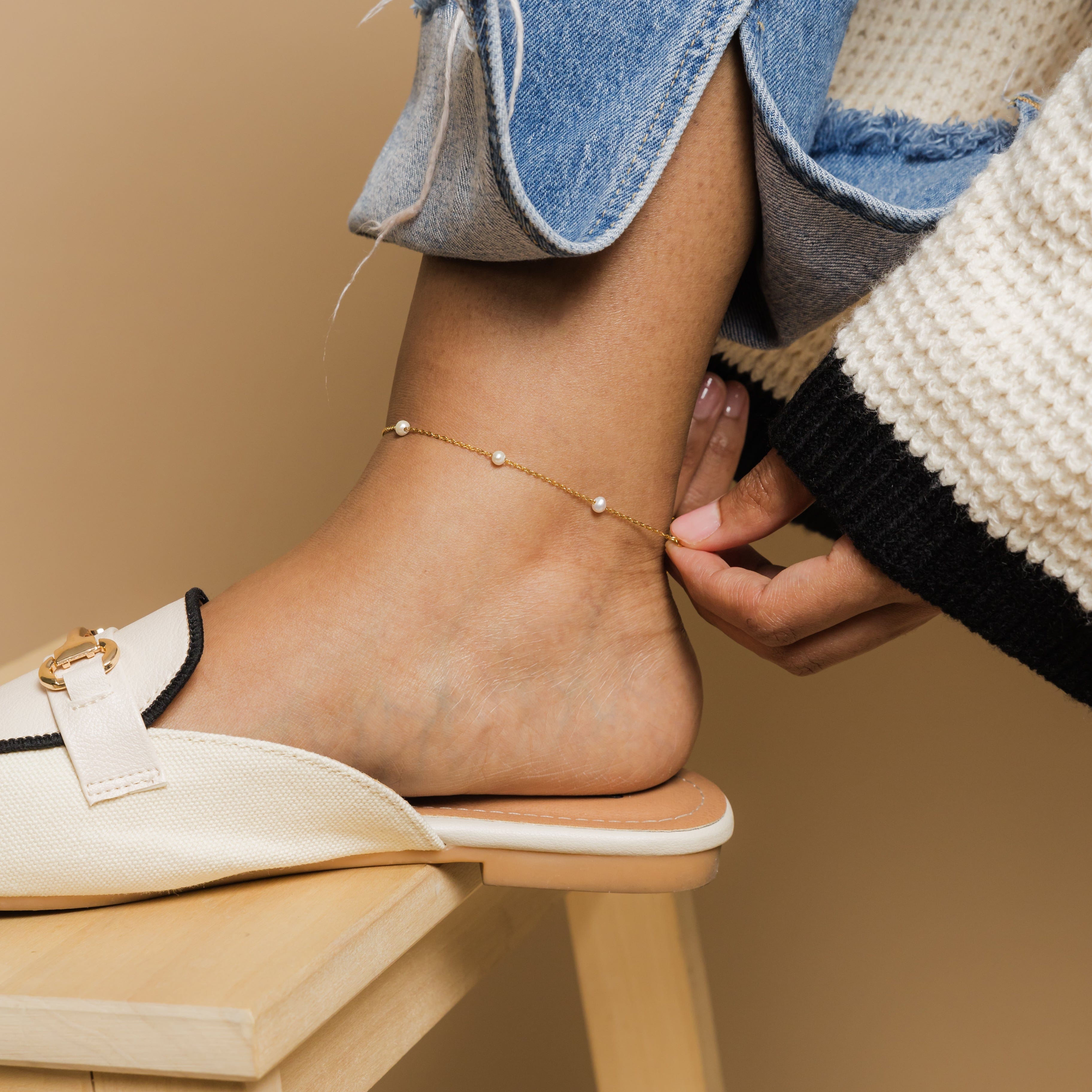 A woman wearing the waterproof gold anklet for everyday wear, highlighting its versatility.