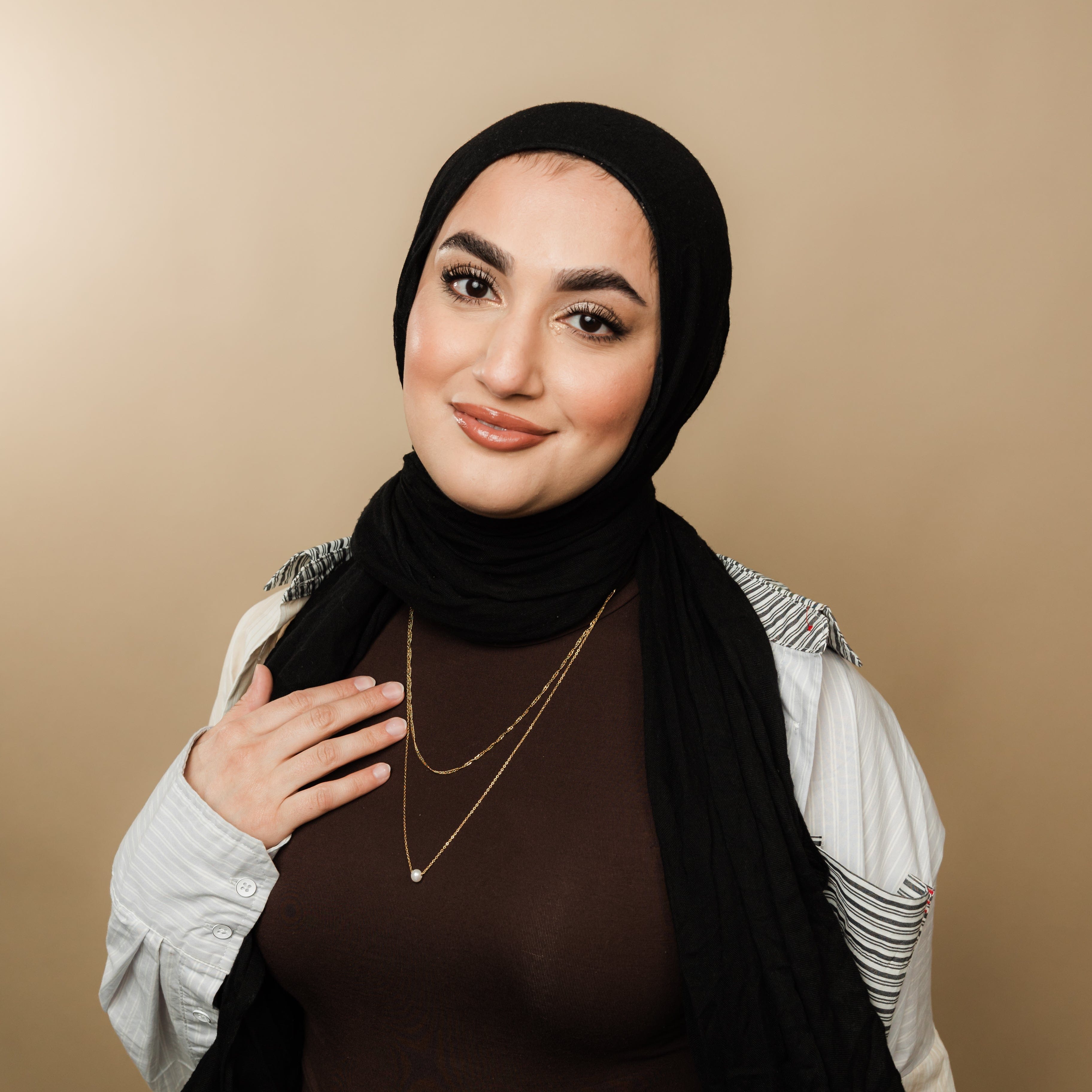 Elegant pearl necklace worn with casual attire, demonstrating its versatility in layered styles.