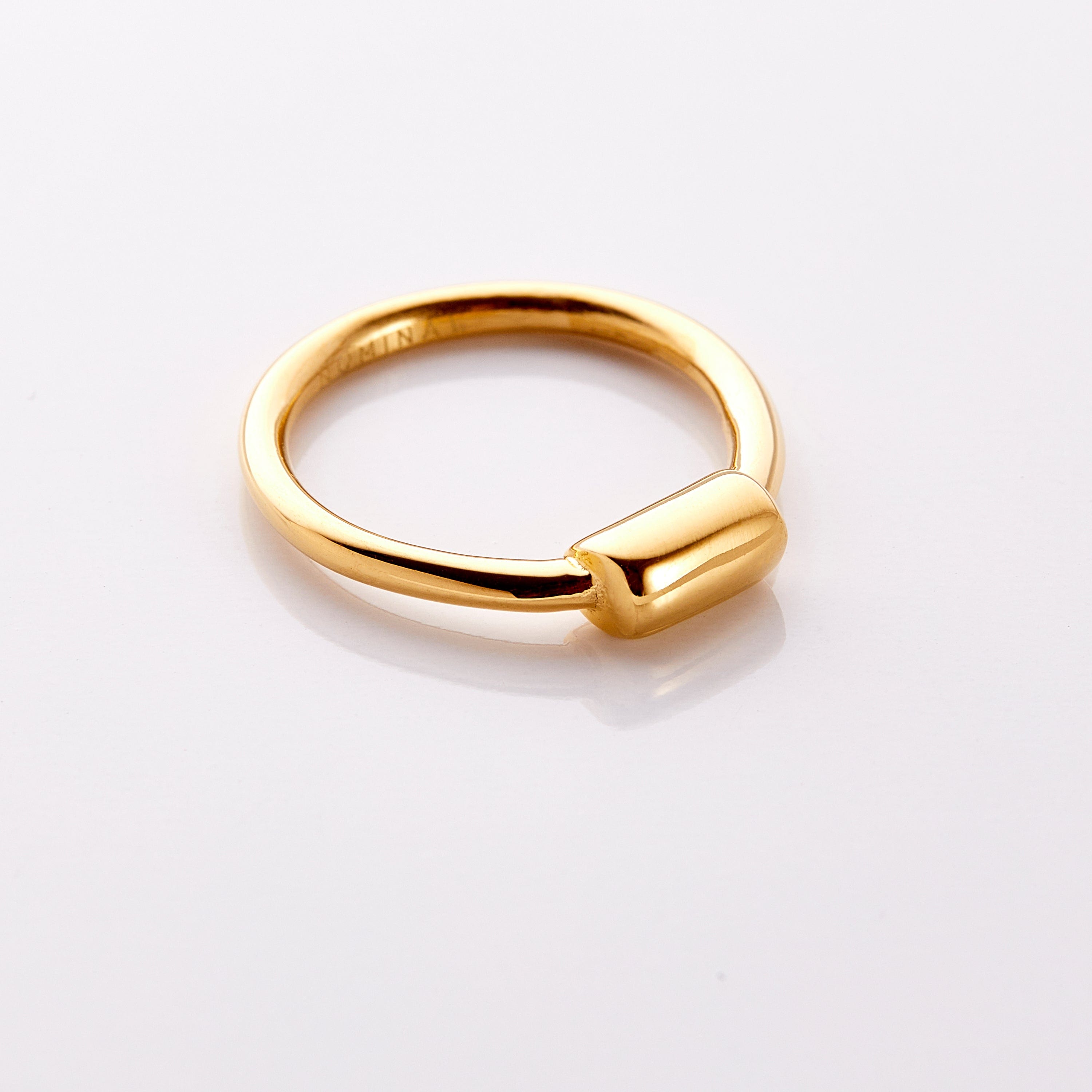 Elegant grip ring displayed on a white background, highlighting its unique design.