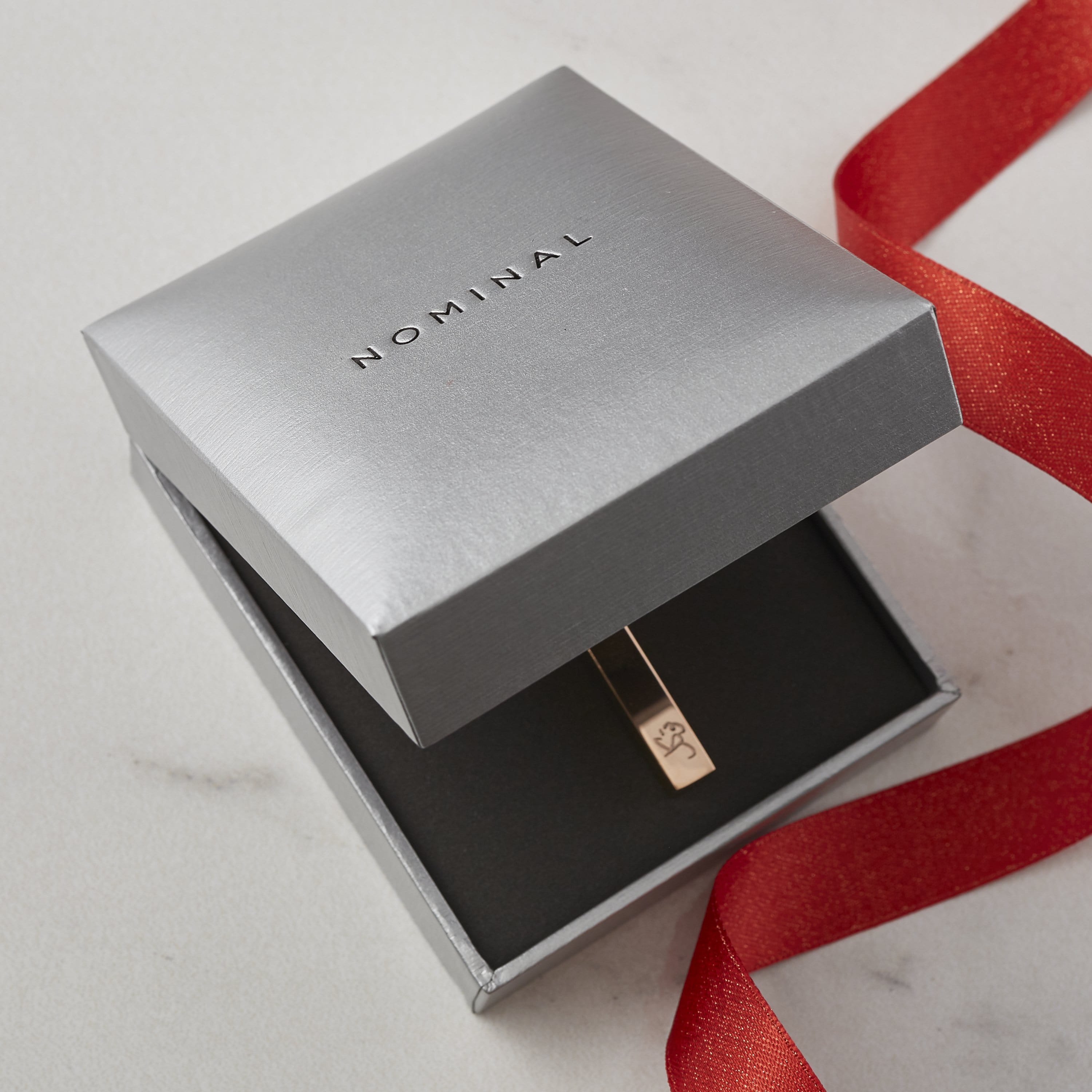 Elegant accessory gift box showcasing its premium design and functionality.